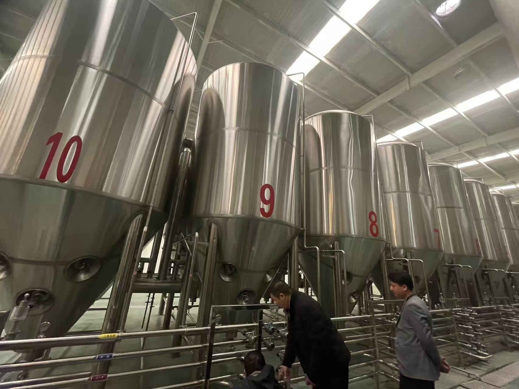 兰山精酿啤酒设备厂—平面布置、设备设计、制造、调试、培训等一条龙服务